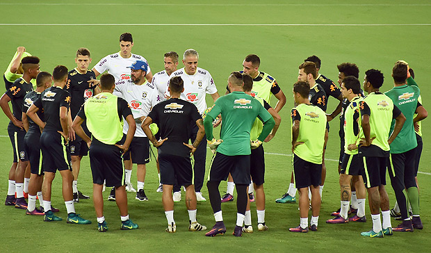 Brazil's coach Tite (C) gives instructions to his players during a training session at the Arena Dunas stadium in Natal, Brazil on October 3, 2016. Brazil will face Bolivia in a FIFA World Cup Russia 2018 qualifier match on October 6. / AFP PHOTO / NELSON ALMEIDA ORG XMIT: NAL008