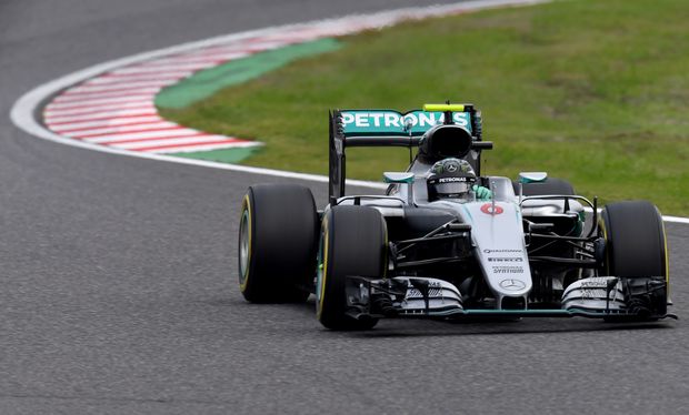 Mercedes AMG Petronas F1 Team's German driver Nico Rosberg takes a corner during the qualifying session at the Formula One Japanese Grand Prix in Suzuka on October 8, 2016. / AFP PHOTO / TOSHIFUMI KITAMURA ORG XMIT: KIT244