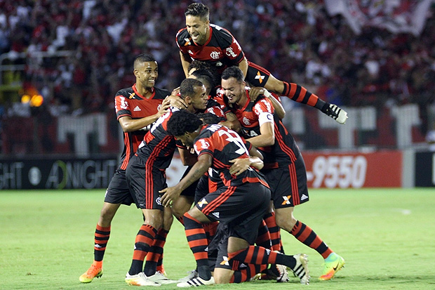 Jogadores do Flamengo comemoram vitória contra o Fluminense por 2 a 1