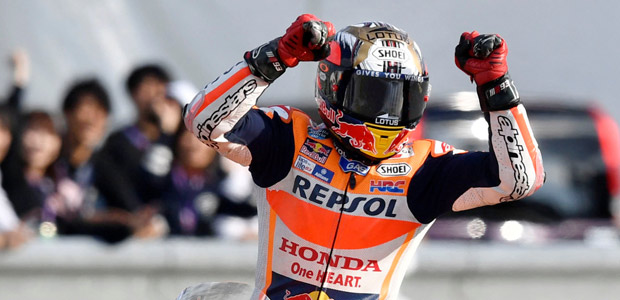 O espanhol Marc Mrquez, 23, comemora aps vencer o GP do Japo e sagrar-se campeo do MotoGP