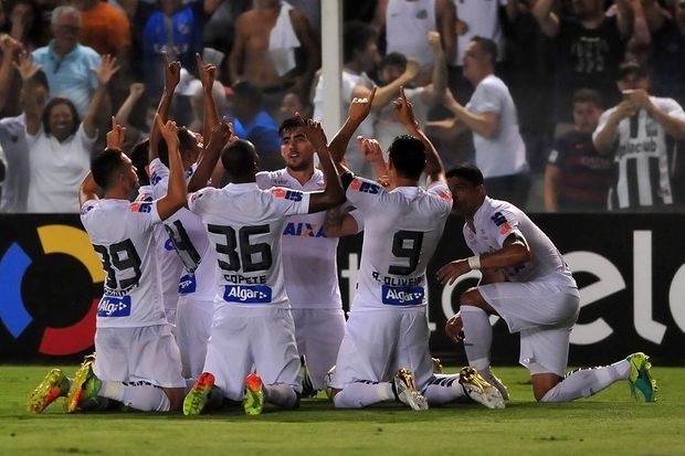 Jogadores do Santos comemoram gol sobre o Grmio na 31 rodada do Campeonato Brasileiro
