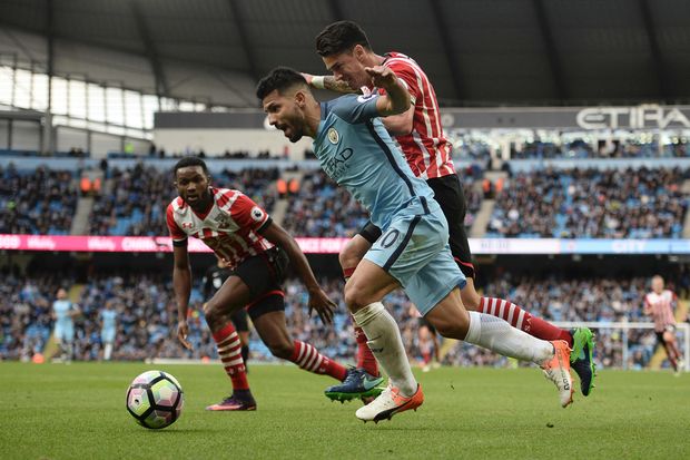 Manchester City's Argentinian striker Sergio Aguero vies with Southampton's Portuguese defender Jose Fonte (R) during the English Premier League football match between Manchester City and Southampton at the Etihad Stadium in Manchester, north west England, on October 23, 2016