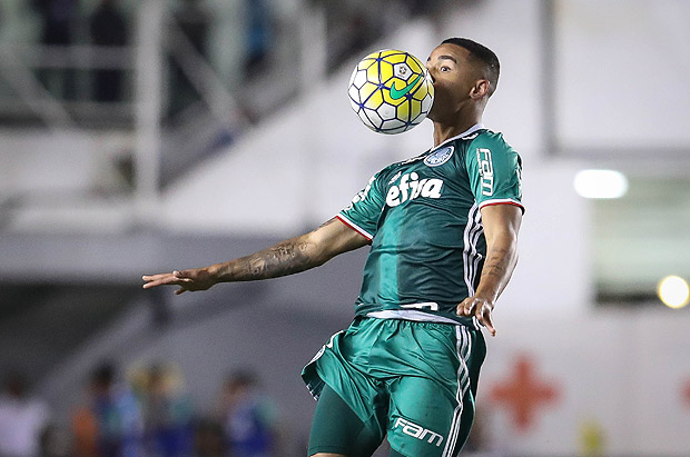Gabriel Jesus domina a bola durante a derrota do Palmeiras para o Santos
