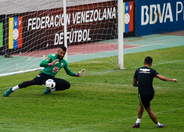 Brazil's football team goalkeeper Alex Muralha clears a ball during a training session at the Metropolitano stadium in Merida on October 10, 2016, on the eve of their FIFA World Cup Russia 2016 South American qualifier match against Venezuela. / AFP PHOTO / JUAN BARRETO