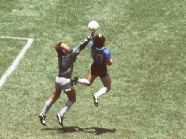 O jogador Diego Maradona, da Sele��o da Argentina, marca com a m�o o primeiro gol da vit�ria da Sele��o da Argentina contra a Sele��o da Inglaterra, por 2 a 1, no Est�dio Azteca, em jogo v�lido pela semifinal da Copa do Mundo de 1986, em Cidade do M�xico (M�xico)