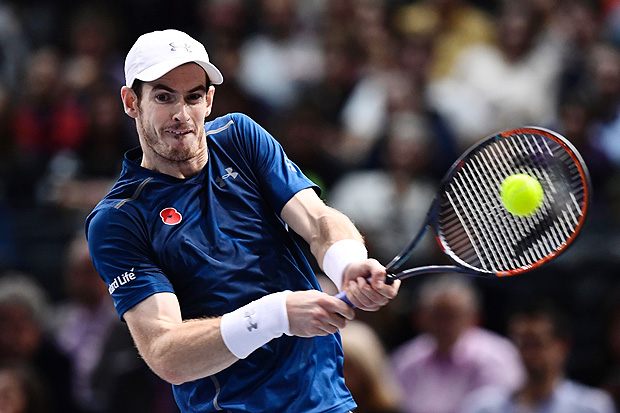 Britain's Andy Murray returns the ball to Spain's Fernando Verdasco during their second round tennis match at the ATP World Tour Masters 1000 indoor tournament in Paris on November 2, 2016. / AFP PHOTO / MIGUEL MEDINA