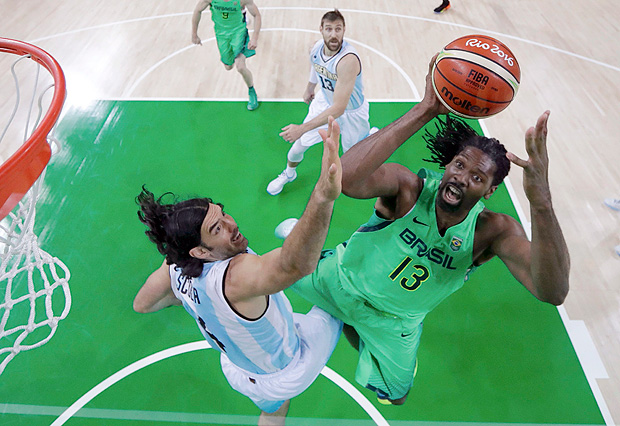 2016 Rio Olympics - Basketball - Preliminary - Men's Preliminary Round Group B Argentina v Brazil - Carioca Arena 1 - Rio de Janeiro, Brazil - 13/08/2016. Nene Hilario (BRA) of Brazil shoots over Luis Scola (ARG) of Argentina. REUTERS/Charlie Neibergall/Pool FOR EDITORIAL USE ONLY. NOT FOR SALE FOR MARKETING OR ADVERTISING CAMPAIGNS. ORG XMIT: MJB29