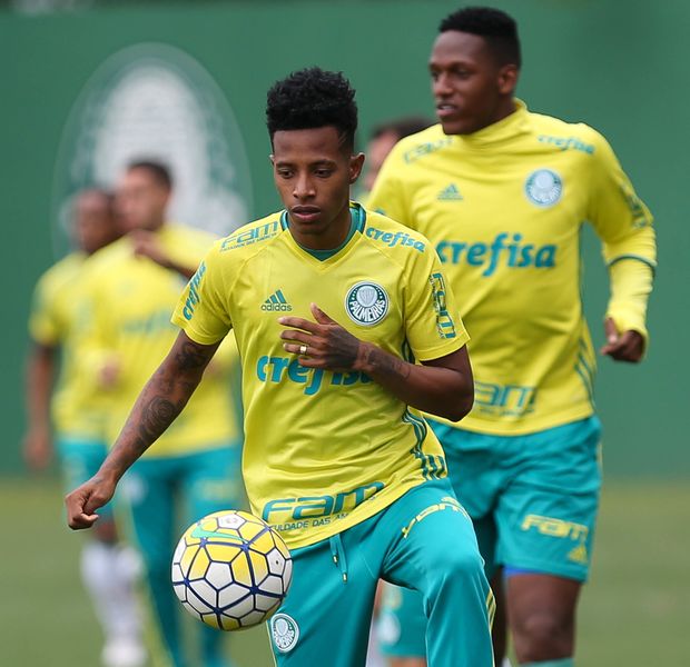 O volante Tch Tch se prepara durante treino do Palmeiras na Academia de futebol