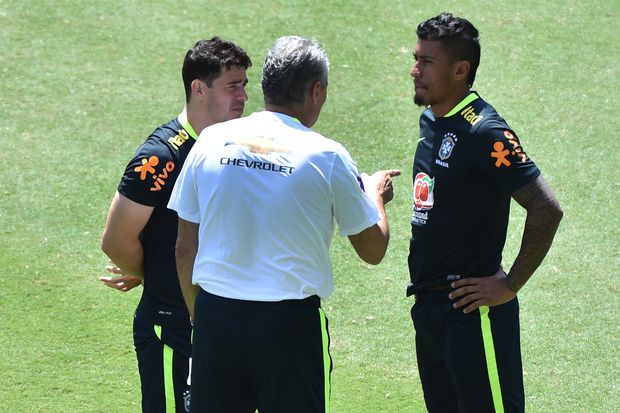 Brazil's coach Tite (C) gives instructions to Giuliano (L) and Paulinho (R) during a training session at the Arena Dunas stadium in Natal, Brazil on October 9, 2016 ahead of a 2018 FIFA Russia World Cup qualifier match against Venezuela on October 11 in Merida, Venezuela. / AFP PHOTO / NELSON ALMEIDA ORG XMIT: NAL001