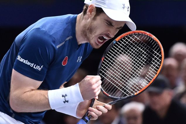 Britain's Andy Murray reacts during his final tennis match against USA's John Isner at the ATP World Tour Masters 1000 indoor tournament in Paris on November 6, 2016. / AFP PHOTO / CHRISTOPHE ARCHAMBAULT