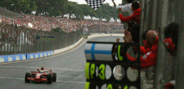 O piloto Felipe Massa, da Ferrari, vence o GP do Brasil em 2008