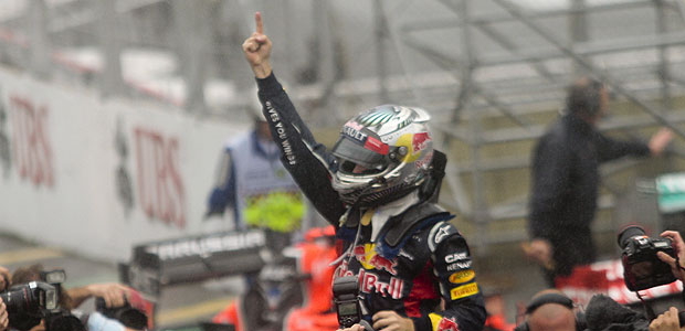 Sebatsian Vettel comemora o ttulo de campeo da F-1 aps o GP Brasil