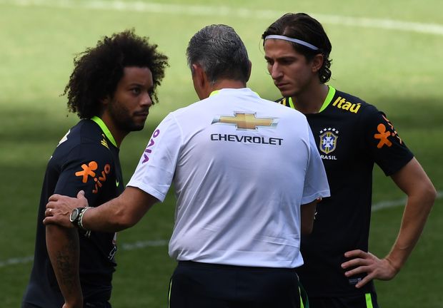 Brazil's national team coach Tite (C) speaks with players Marcelo (L) and Filipe Luis during a training session at Mineirao stadium in Belo Horizonte, Minas Gerais, Brazil, on November 8, 2016. Brazil will face Argentina for a World Cup 2018 South American qualifier match on Thursday. / AFP PHOTO / VANDERLEI ALMEIDA ORG XMIT: VAN2447