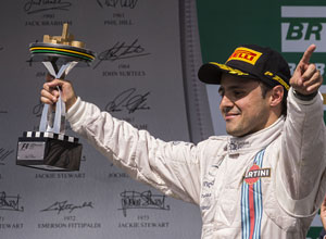 Massa, da equipe Williams, exibe trofu de terceiro colocado no GP Brasil para a torcida