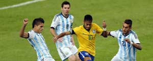 Neymar tenta escapar de marcadores