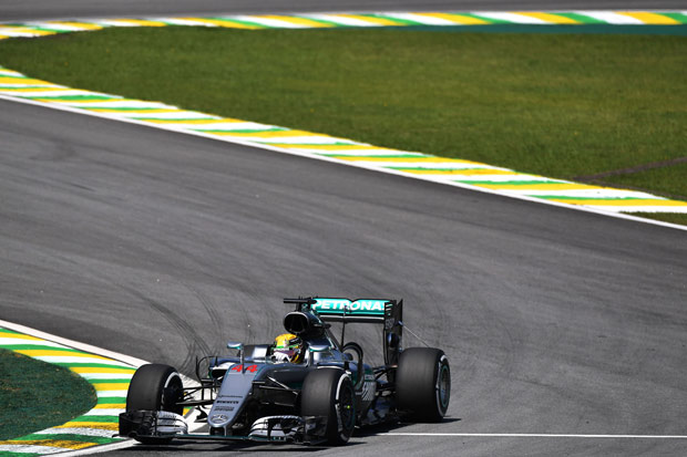 Lewis Hamilton, da Mercedes, nos treinos livres desta sexta-feira, em Interlagos