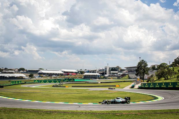 Piloto da Mercedes durante treino da Formula 1 no autdromo de Interlagos, na zona sul de So Paulo