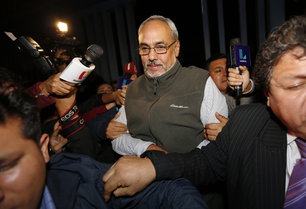 O ex-chefe do futebol peruano, Manuel Burga,  transportado aps ser preso em Lima, Peru