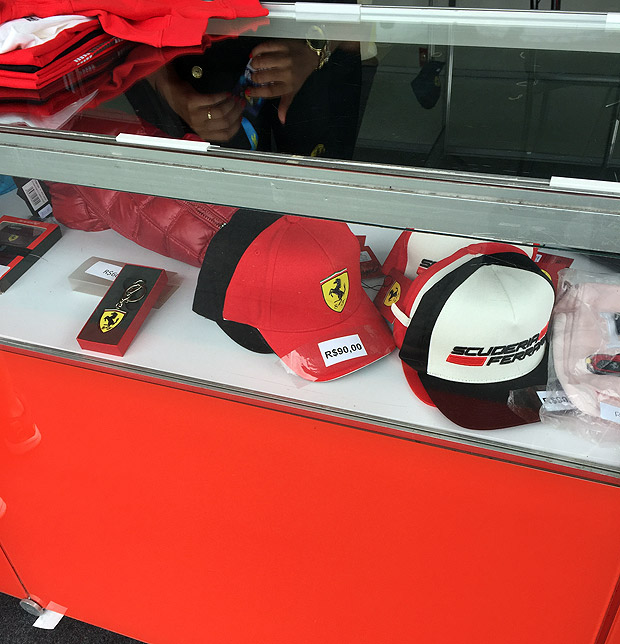 Produtos vendidos em lojinha montada no autdromo de Interlagos durante o GP Brasil 2016