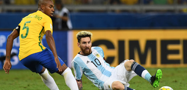Fernandinho marca Messi no duelo entre Brasil e Argentina pelas Eliminatrias