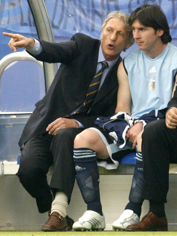 Pkerman instrui Messi antes de coloc-lo em campo contra Srvia e Montenegro na Copa de 2006