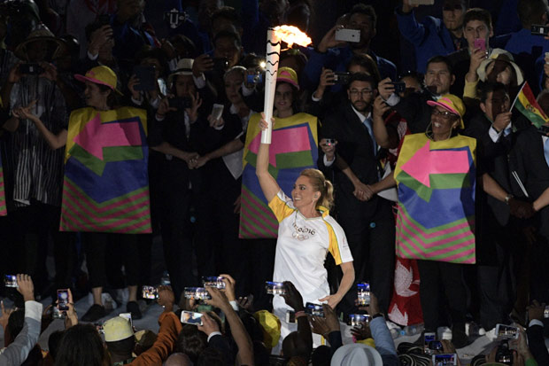 A ex-jogadora de basquete Hortncia carrega a tocha olmpica durante a Rio-2016