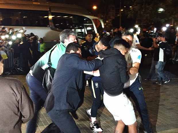  Na chegada da seleo brasileira ao Peru, Neymar foi agarrado por um torcedor