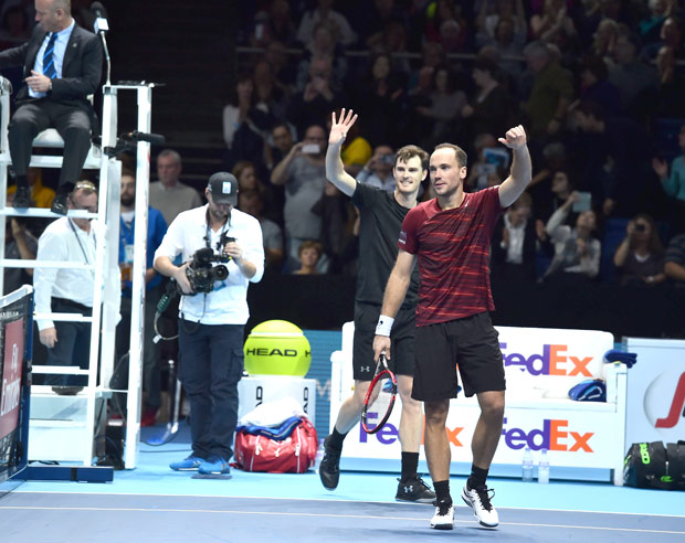 Brazil's Bruno Soares (R) and his partner Britain's Jamie Murray (L) celebrate beating US players Bob Bryan and Mike Bryan during their round robin stage men's doubles match on day three of the ATP World Tour Finals tennis tournament in London on November 15, 2016 / AFP PHOTO / GLYN KIRK