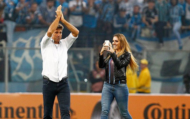 Carol Portaluppi comemora dentro de campo com seu pai, Renato Gaúcho, a vitória do Grêmio 