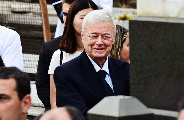 CORRECTION - Former president of the CBF Ricardo Teixeira is seen at the burial of Joao Havelange, FIFA's president between 1974 and 1998, at the cemetery of Sao Joao Batista in Botafogo, Rio de Janeiro, on August 16, 2016. Joao Havelange, who died Tuesday at the age of 100, turned FIFA into a global business behemoth and helped bring the Olympics to Rio, only to resign in disgrace after a corruption scandal. / AFP PHOTO / TASSO MARCELO / "The erroneous mention[s] appearing in the metadata of this photo by TASSO MARCELO has been modified in AFP systems in the following manner: [The person in this picture is Ricardo Teixeira] instead of [Jose Maria Marin]. Please immediately remove the erroneous mention[s] from all your online services and delete it (them) from your servers. If you have been authorized by AFP to distribute it (them) to third parties, please ensure that the same actions are carried out by them. Failure to promptly comply with these instructions will entail liability on your part for any continued or post notification usage. Therefore we thank you very much for all your attention and prompt action. We are sorry for the inconvenience this notification may cause and remain at your disposal for any further information you may require." ORG XMIT: TAS878