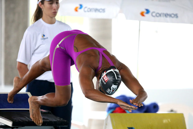 A nadadora Etiene Medeiros na seletiva de natao em Palhoa