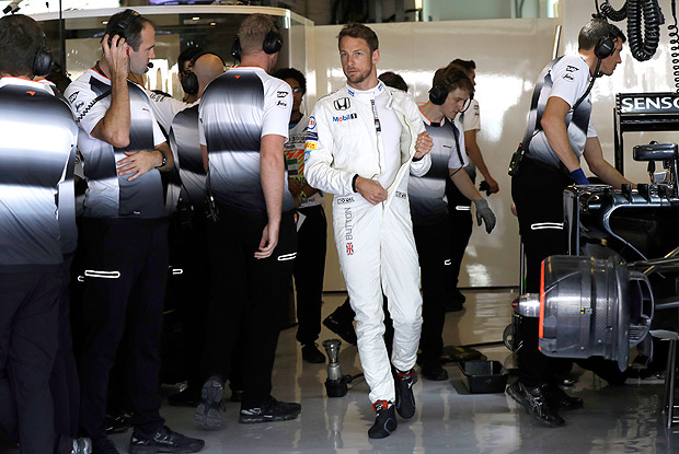 Jenson Button no box da McLaren no primeiro treino livre para GP de Abu Dhabi