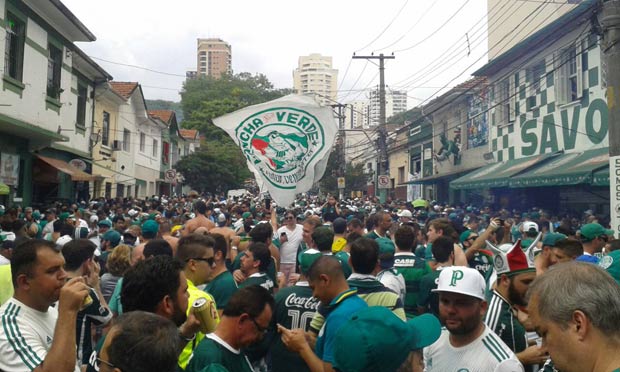 Rua Carabas, em frente ao estdio, tomada por torcedores do Palmeiras