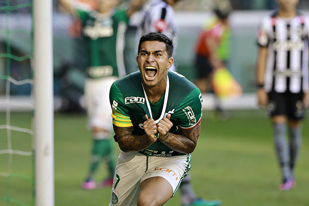 Dudu comemora gol pelo Palmeiras no Brasileiro de 2016