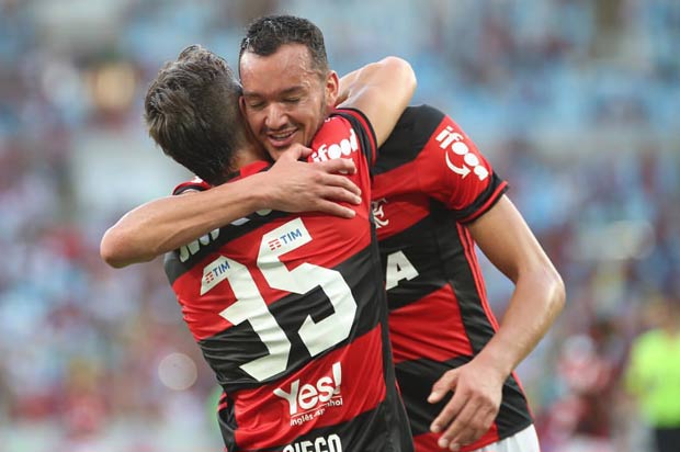 Diego comemora gol com Rver, em vitria do Flamengo contra o Santos, no Maracan, pela penltima rodada do Campeonato Brasileiro 2016