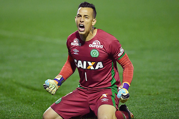Danilo, goleiro da Chapecoense, comemora classificação da equipe para as quartas de final da Copa Sul-Americana