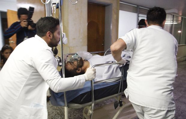 O lateral Alan Ruschel  levado de maca em hospital em La Ceja, na Colmbia