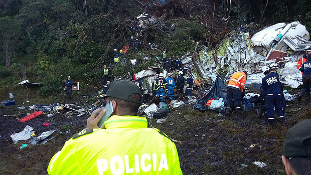 Imagens dos destroços de aeronave que transportava delegação da Chapecoense para Medellín; autoridades locais falam em 76 mortos