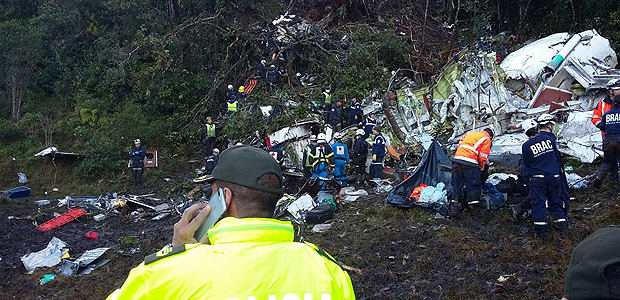 Caos silencioso domina local da queda do avião da Chapecoense na Colômbia