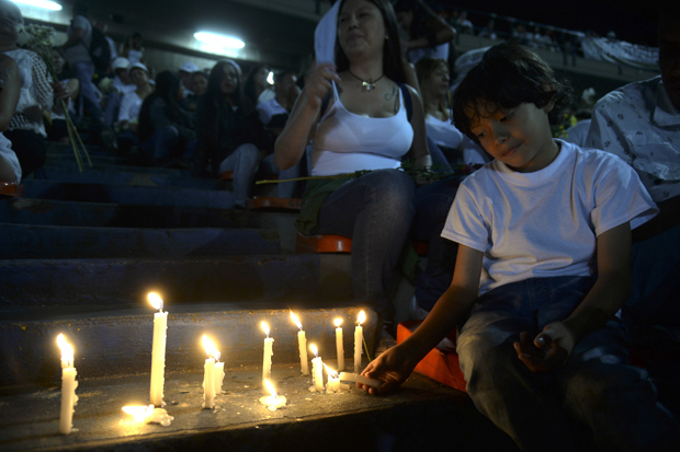 People take part in a tribute to the victims of a plane crash in the Colombian mountains that killed 71 and virtually wiped out the Brazilian football team Chapecoense Real, at the Atanasio Girardot Stadium in Medellin, Colombia, on November 30, 2016. Colombia was investigating Wednesday what made a charter plane crash into the country's northwestern mountains, killing 71 people including most of a Brazilian football team and 20 journalists. / AFP PHOTO / STR / RAUL ARBOLEDA ORG XMIT: RAM023