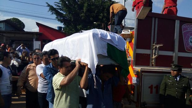Caixo com o corpo de Miguel Quiroga, 36, chega a Cobija, cidade boliviana na fronteira com o Acre; outras 70 pessoas, entre jornalistas e jogadores da Chapecoense, morreram na queda do avio na Colmbia na ltima tera-feira (29)