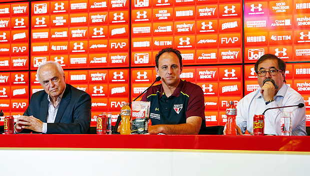 Rogério Ceni (centro) é apresentado no São Paulo ao lado do presidente do clube, Leco (esq.) e Marco Aurelio Cunha, diretor de futebol do clube