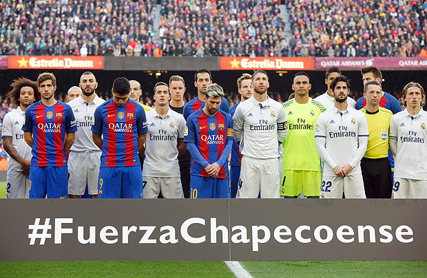 Jogadores de Barcelona e Real Madri fazem minuto de silncio pela Chapecoense antes de clssico no Espanhol