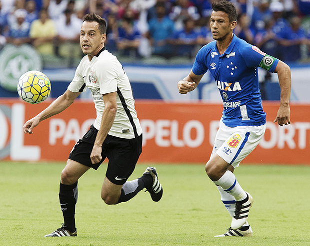Lance da partida entre Corinthians e Cruzeiro no Mineiro