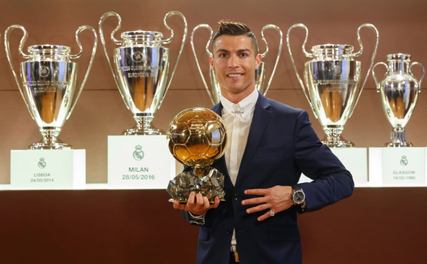Cristiano Ronaldo posa com o trof�u Ballon d'Or France Football na sala de trof�us do est�dio do Real Madri, o Santiago Bernab�u; portugu�s venceu pela quarta vez