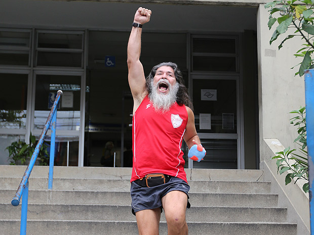 O jornalista e maratonista Rodolfo Lucena posa em frente a agncia do INSS