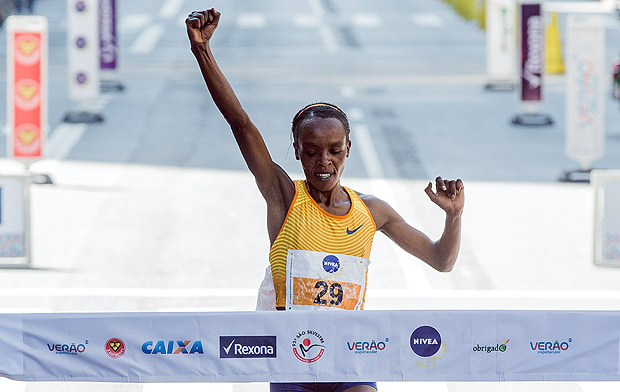 A corredora queniana Jemima Sumgong na chegada da 92 So Silvestre