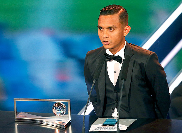 Mohd Faiz Subri, da Malsia, recebe o prmio Pusks pelo gol mais bonito de 2016
