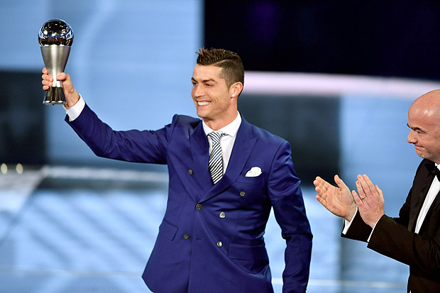 Eleito melhor jogador de 2016, Cristiano Ronaldo levanta prmio Bola de Ouro