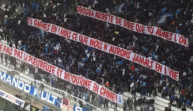 Torcedores do Olympique de Marseille levaram faixas contra a contratao do atacante Didier Drogba pelo clube na partida contra o Mnaco, em casa, na tarde deste domingo (15).